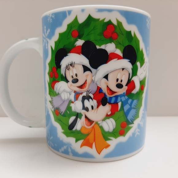 ๐ Disney Christmas Holiday Holly Wreath Mug w/ Mickey & Friends Coffee Tea Cup - Picture 2 of 10